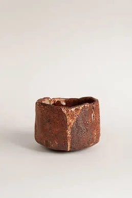 Ciotola prodotta dall'artigiano e ceramista Maurizio Gualdi, aa capo del progetto Cono9. La ciotola è modellata a mano con la tecnica del pizzicato e con il supporto di utensili in legno. Lo smalto, auto-prodotto da Cono9, è di tipo Shino.
