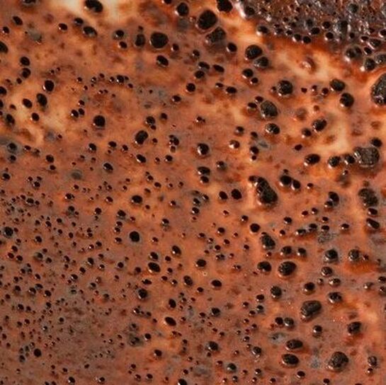 Ciotola prodotta dall'artigiano e ceramista Maurizio Gualdi, aa capo del progetto Cono9. La ciotola è modellata a mano con la tecnica del pizzicato e con il supporto di utensili in legno. Lo smalto, auto-prodotto da Cono9, è di tipo Shino.