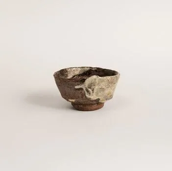 Nella grotta di Efesto è un'opera in ceramica realizzata da Maurizio Gualdi. Si tratta di una ciotola realizzata al tornio deformato. L'opera si contraddistingue per la particolarità della superficie, realizzata con trasparente feldespatico sopra smalto hakeme. L'opera è cotta in 10 in riduzione.