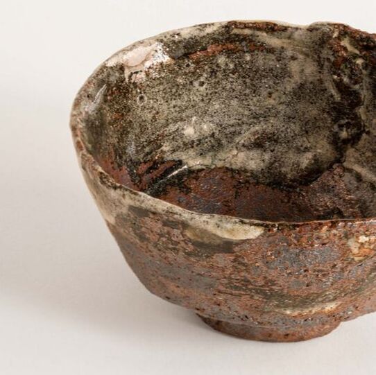 Nella grotta di Efesto è un'opera in ceramica realizzata da Maurizio Gualdi. Si tratta di una ciotola realizzata al tornio deformato. L'opera si contraddistingue per la particolarità della superficie, realizzata con trasparente feldespatico sopra smalto hakeme. L'opera è cotta in 10 in riduzione.