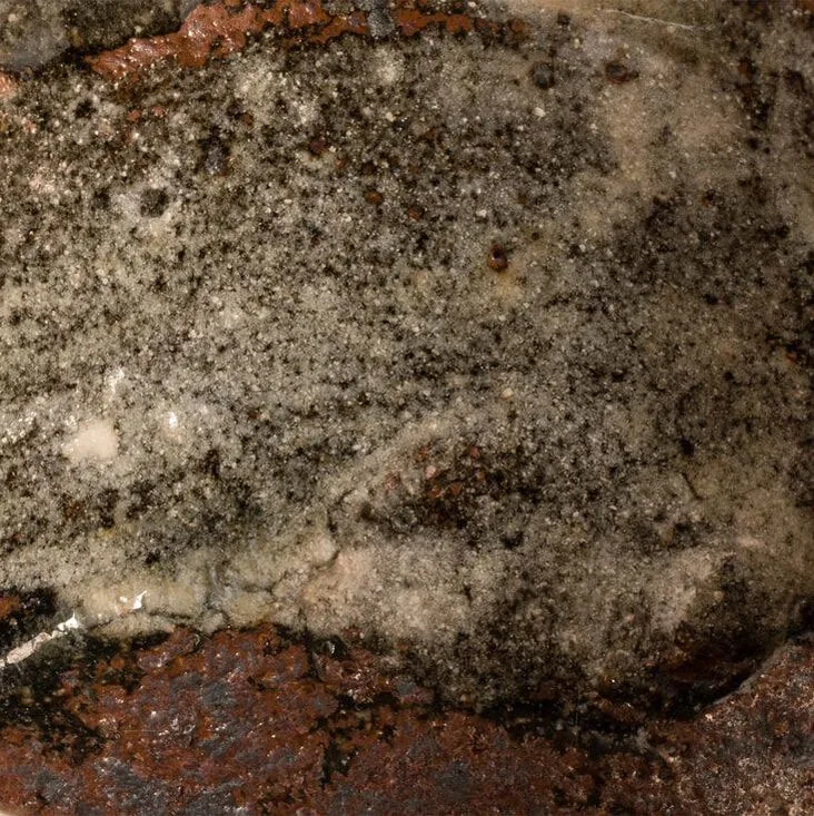 Nella grotta di Efesto è un'opera in ceramica realizzata da Maurizio Gualdi. Si tratta di una ciotola realizzata al tornio deformato. L'opera si contraddistingue per la particolarità della superficie, realizzata con trasparente feldespatico sopra smalto hakeme. L'opera è cotta in 10 in riduzione.