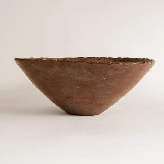 Cratere a parabola. Un'opera in ceramica a cura di Maurizio Gualdi. Realizzata con la tecnica del tornio. Lo smalto è ricavato da rocce vulcaniche dell'isola di Lipari.