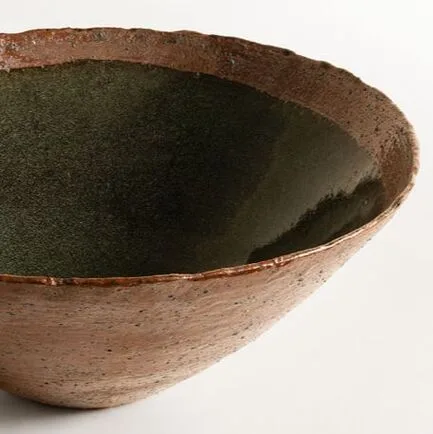 Cratere a parabola. Un'opera in ceramica a cura di Maurizio Gualdi. Realizzata con la tecnica del tornio. Lo smalto è ricavato da rocce vulcaniche dell'isola di Lipari.