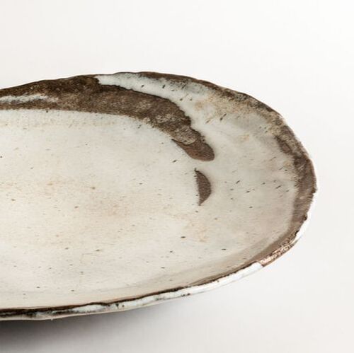 Piatto Risacca è un opera in ceramica realizzata da Cono9, con le mani del ceramista Maurizio Gualdi. L'opera, realizzata con la tecnica del tornio, è cotta con la tecnica del con 10 in riduzione. Lo smalto è auto-prodotto a partire da rocce vulcaniche dell'isola di Lipari.